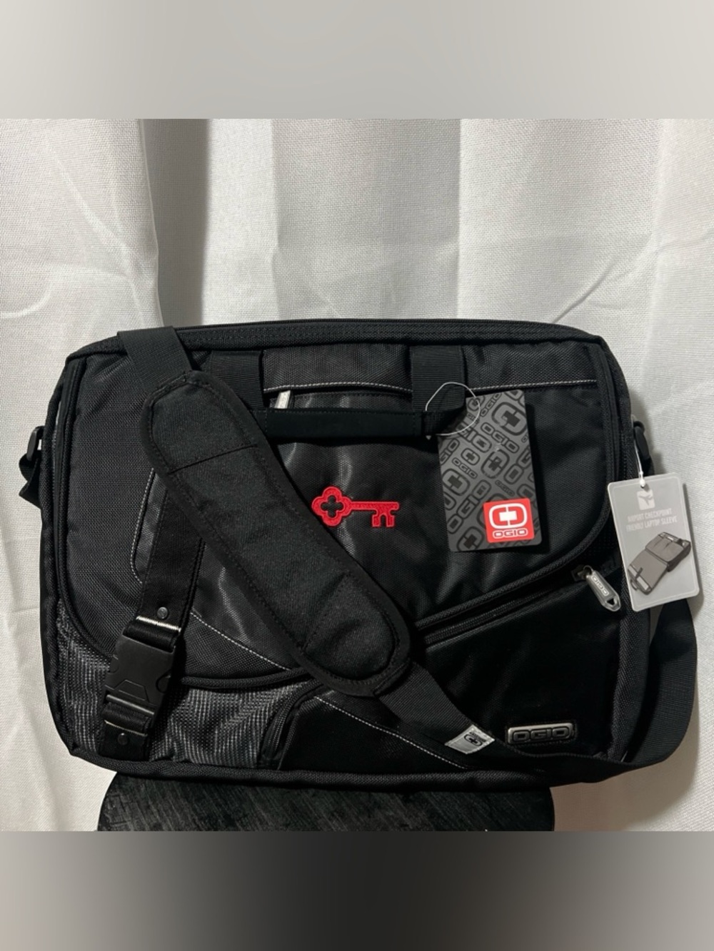 OGIO 117023 - Voyager Messenger Fits 15 To 17 Inch Laptop